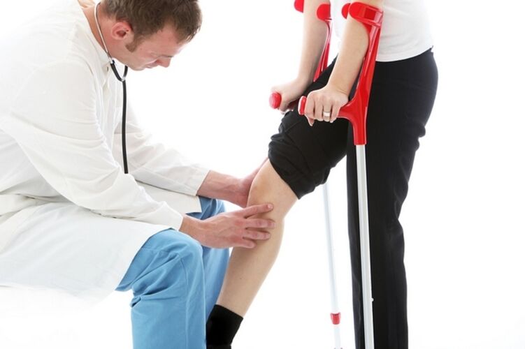 Knee examination of the patient with knee joint arthrosis